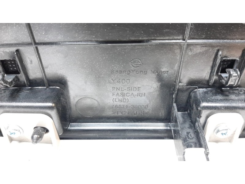 Recambio de aireador derecho para ssangyong rexton limited 4x4 referencia OEM IAM 7657136000  
