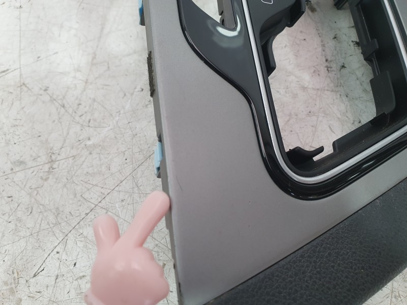 Recambio de moldura para kia niro referencia OEM IAM 8465035130  