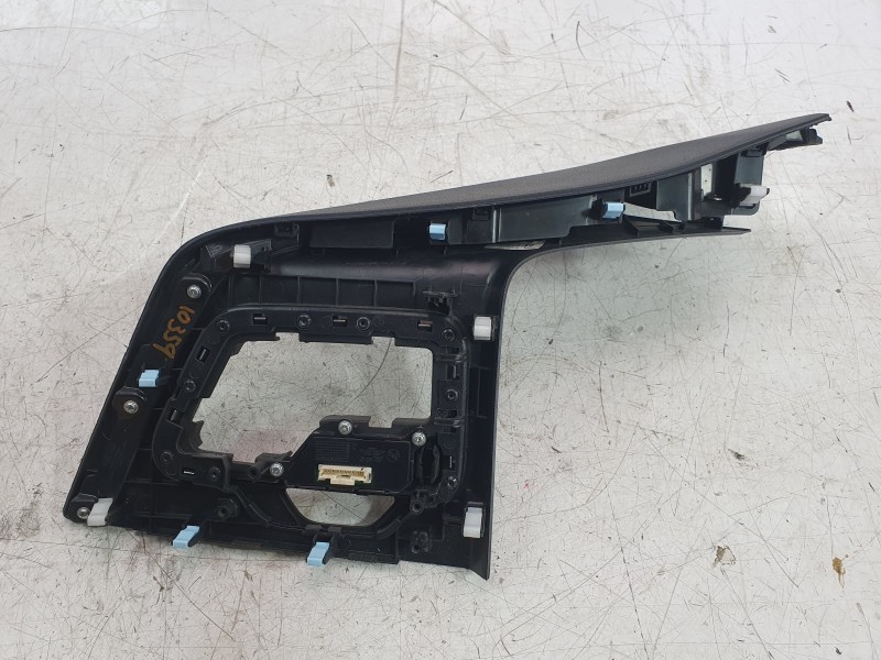 Recambio de moldura para kia niro referencia OEM IAM 8465035130  
