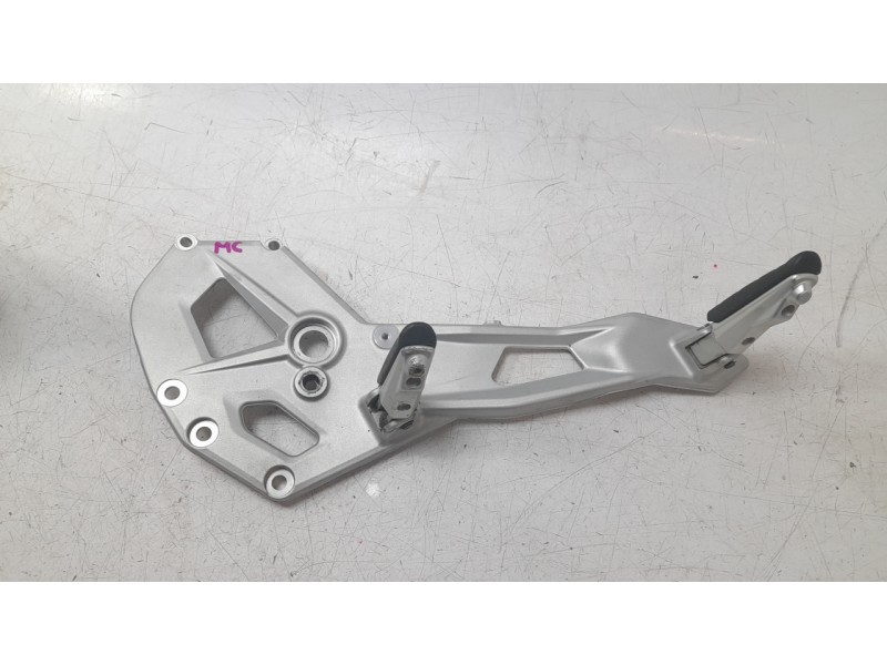 Recambio de estribo lateral para bmw f (801cc - ) f 900 r a2 (4r90) referencia OEM IAM 46718404015  