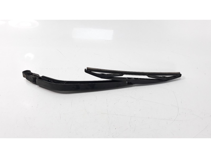 Recambio de brazo limpia trasero para hyundai i20 1.2 16v cat referencia OEM IAM 988151J001  