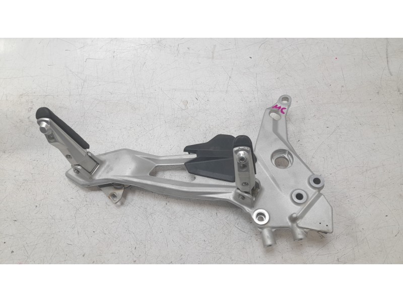 Recambio de estribo lateral para bmw f (801cc - ) f 900 r a2 (4r90) referencia OEM IAM 46718404012  