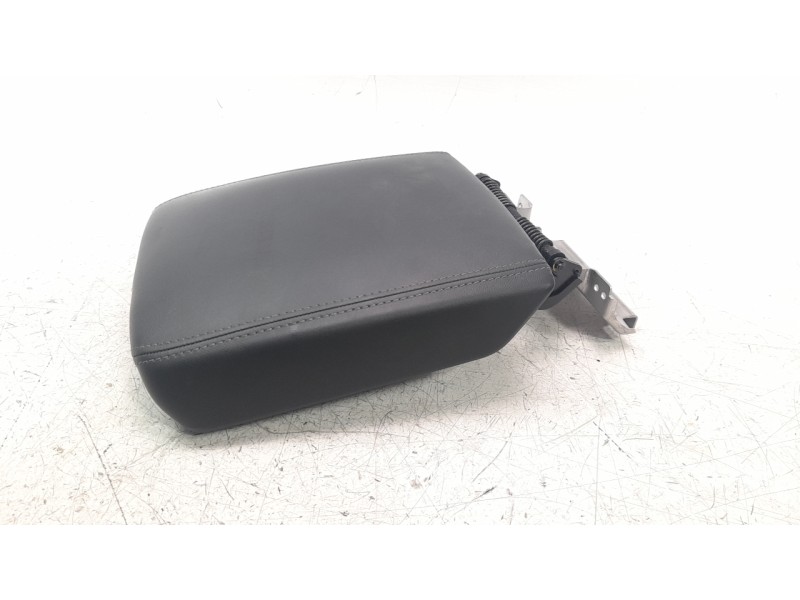 Recambio de apoyabrazos central para ssangyong rexton limited 4x4 referencia OEM IAM 7795036002  