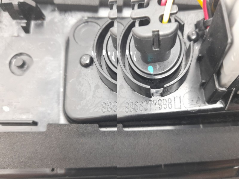 Recambio de piloto trasero derecho interior para lynk & co 01 phev referencia OEM IAM 8888077998  