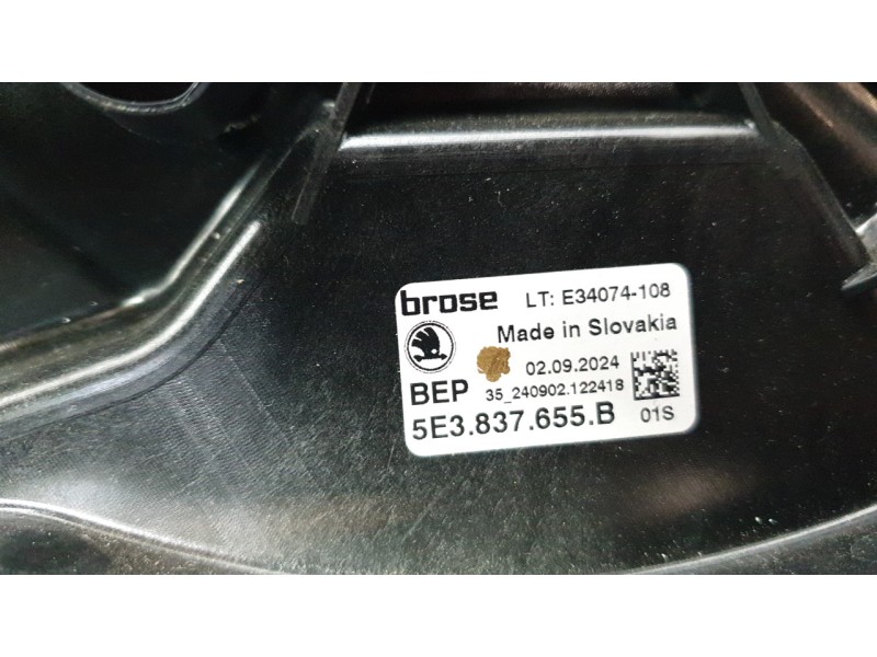 Recambio de elevalunas delantero izquierdo para skoda octavia iv (nx3, nn3, pv3) 2.0 tdi referencia OEM IAM 5E3837655B  