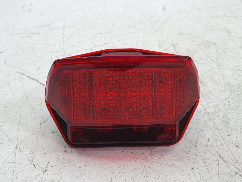 Recambio de piloto trasero central para honda africa twin referencia OEM IAM 33701MJPG52  