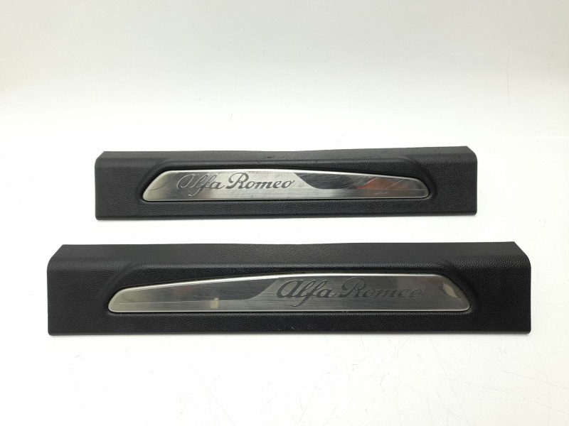 Recambio de moldura para alfa romeo giulia (952_) 2.2 d (952aem250, 952aea250) referencia OEM IAM 156107573  
