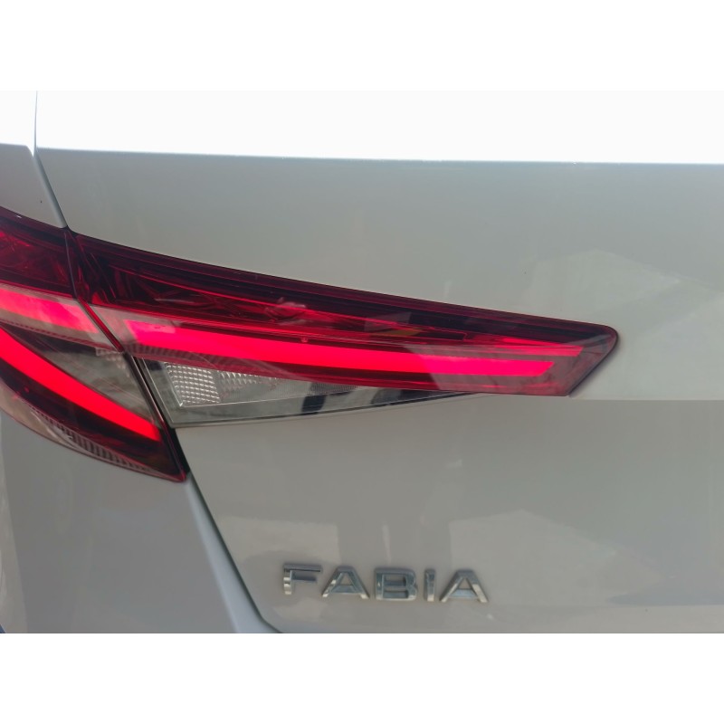 Recambio de piloto trasero izquierdo interior para skoda fabia iv (pj3) 1.0 mpi referencia OEM IAM   