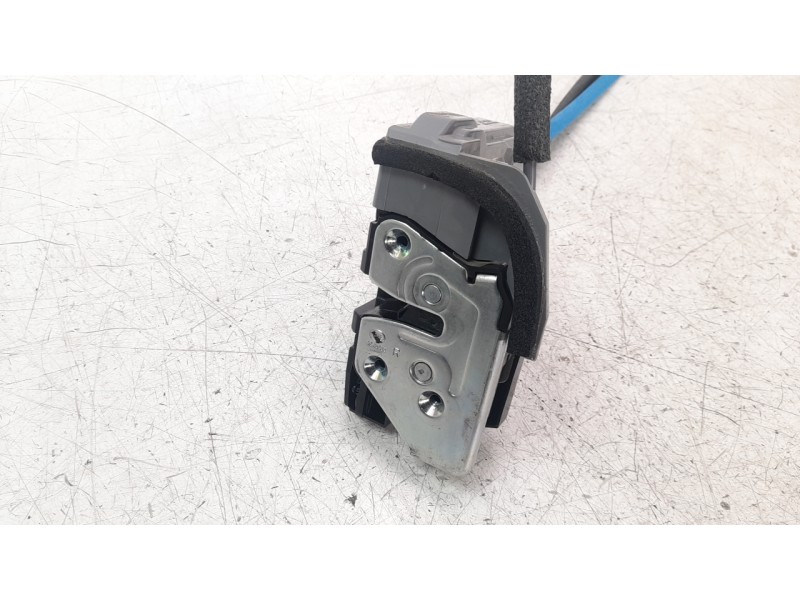 Recambio de cerradura puerta trasera derecha para ssangyong rexton limited 4x4 referencia OEM IAM 7132036000  