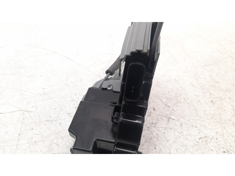 Recambio de cerradura puerta trasera derecha para ssangyong rexton limited 4x4 referencia OEM IAM 7132036000  