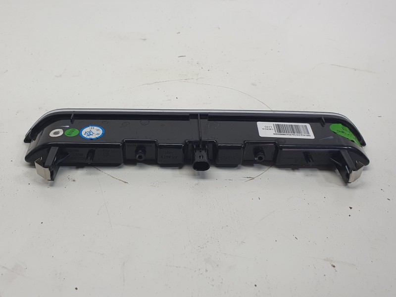 Recambio de luz central de freno para lynk & co 01 phev referencia OEM IAM 8888295079  