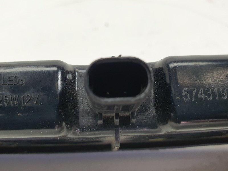 Recambio de luz central de freno para lynk & co 01 phev referencia OEM IAM 8888295079  