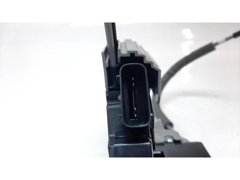 Recambio de cerradura puerta trasera izquierda para ssangyong rexton limited 4x4 referencia OEM IAM 7131036000  