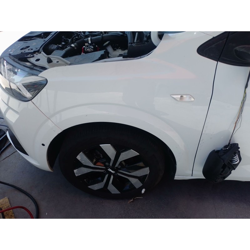 Recambio de aleta delantera izquierda para dacia sandero iii 1.0 tce 90 eco-g referencia OEM IAM   