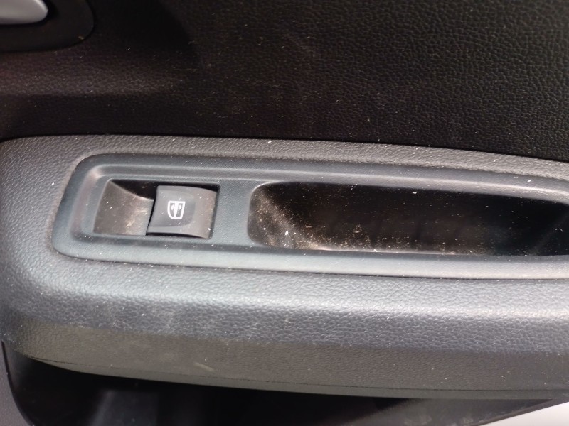 Recambio de mando elevalunas trasero derecho para dacia sandero iii 1.0 tce 90 eco-g referencia OEM IAM   