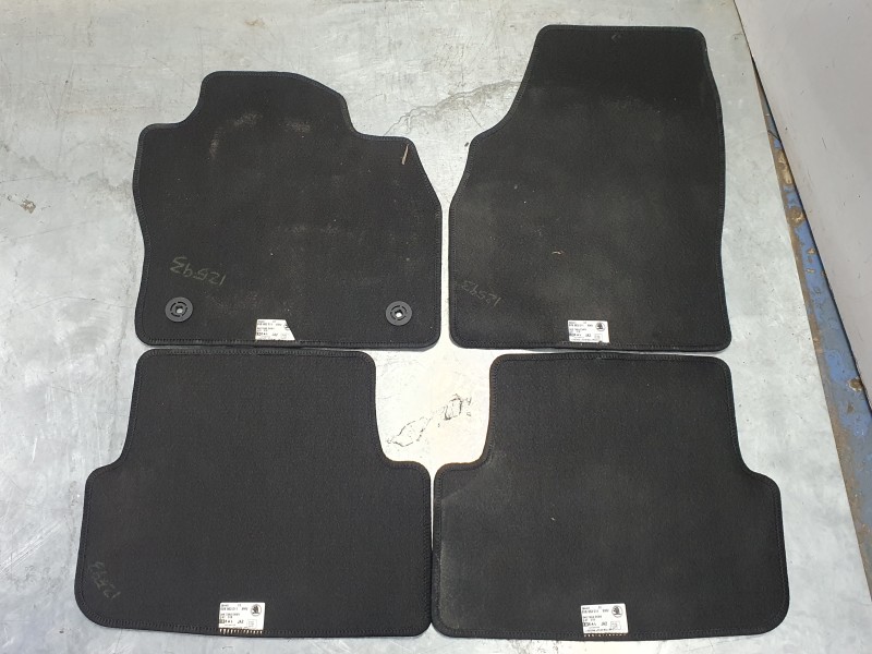 Recambio de juego alfombrillas para skoda fabia iv (pj3) 1.0 mpi referencia OEM IAM 6VB863011  