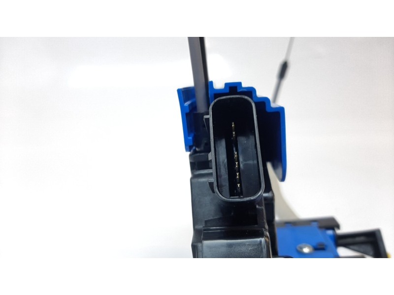Recambio de cerradura puerta delantera izquierda para ssangyong rexton limited 4x4 referencia OEM IAM 7121036000  