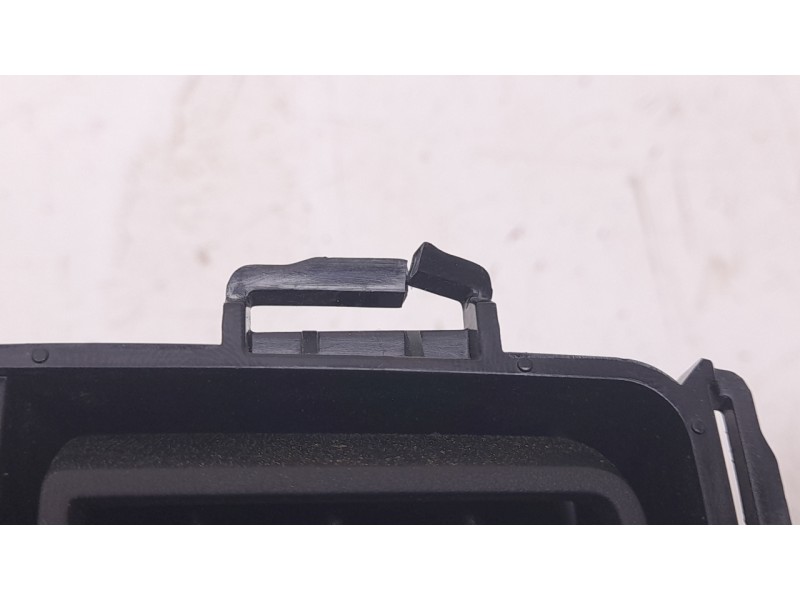 Recambio de rejilla aireadora para renault captur e-tech hybrid referencia OEM IAM  687609213R 