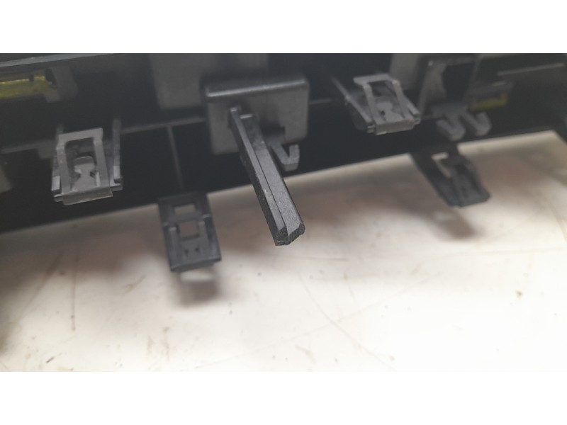 Recambio de aireador derecho para renault captur e-tech hybrid referencia OEM IAM 687604749R  