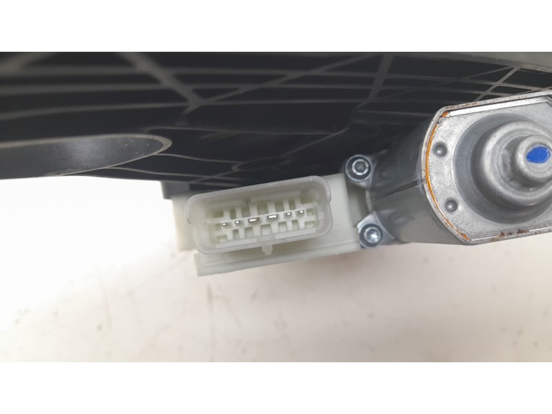 Recambio de elevalunas delantero derecho para renault captur e-tech hybrid referencia OEM IAM  827211567R 