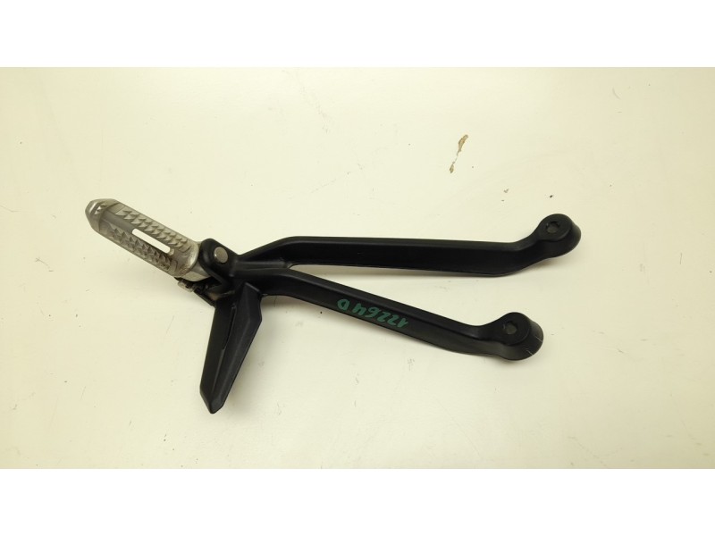 Recambio de estribera derecha para triumph street triple 765 rs street triple 765 rs referencia OEM IAM  T2081986 