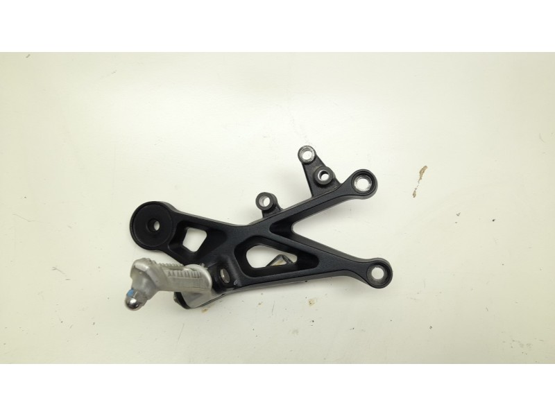 Recambio de estribera derecha para triumph street triple 765 rs street triple 765 rs referencia OEM IAM  T2081464 