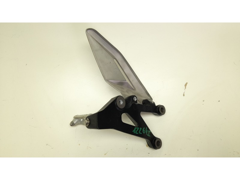 Recambio de estribera derecha para triumph street triple 765 rs street triple 765 rs referencia OEM IAM  T2081464 