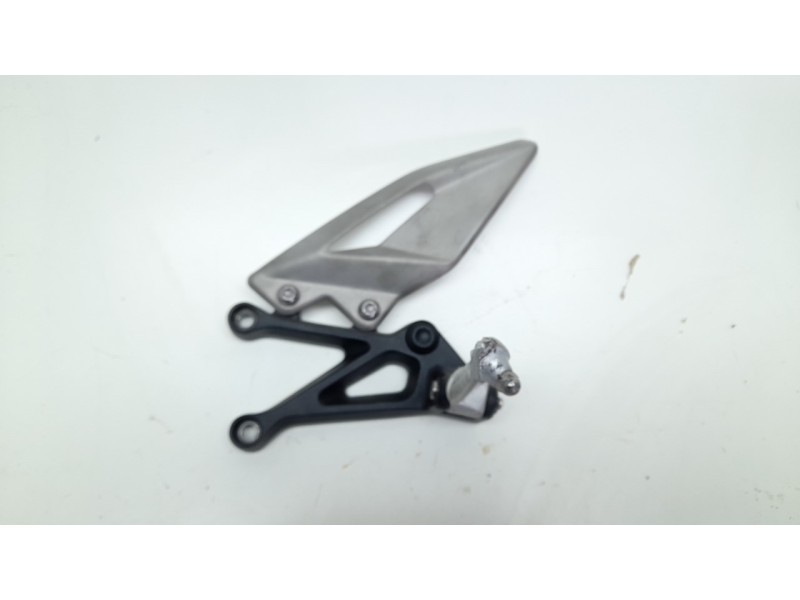 Recambio de estribera izquierda para triumph street triple 765 rs street triple 765 rs referencia OEM IAM  T2088021 