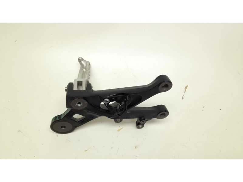 Recambio de estribera izquierda para triumph street triple 765 rs street triple 765 rs referencia OEM IAM  T2088021 