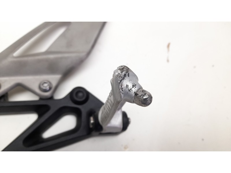 Recambio de estribera izquierda para triumph street triple 765 rs street triple 765 rs referencia OEM IAM  T2088021 