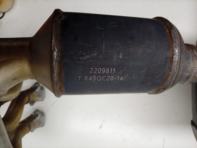 Recambio de colector escape para triumph street triple 765 rs street triple 765 rs referencia OEM IAM  T2205108 
