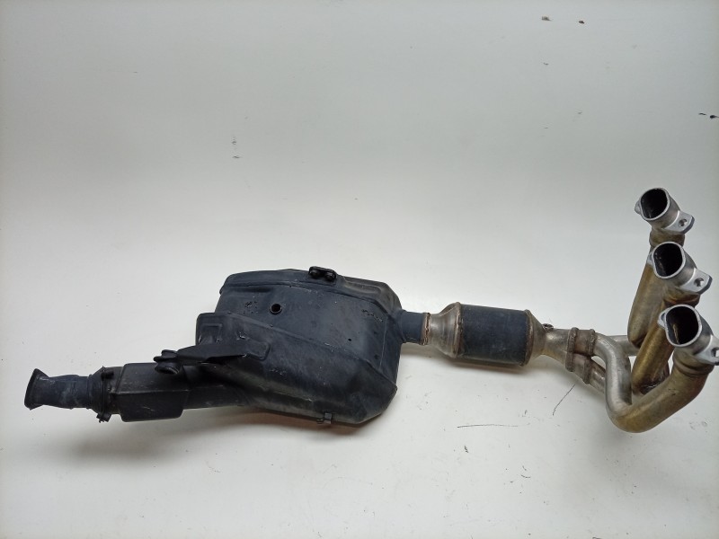 Recambio de colector escape para triumph street triple 765 rs street triple 765 rs referencia OEM IAM  T2205108 