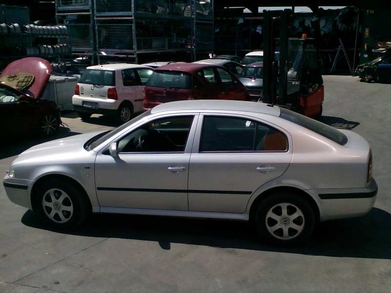 skoda octavia berlina (1u2) del año 2001