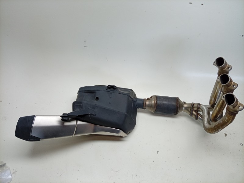 Recambio de colector escape para triumph street triple 765 rs street triple 765 rs referencia OEM IAM  T2205108 
