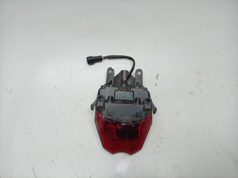 Recambio de piloto trasero central para triumph street triple 765 rs street triple 765 rs referencia OEM IAM  T2700935 