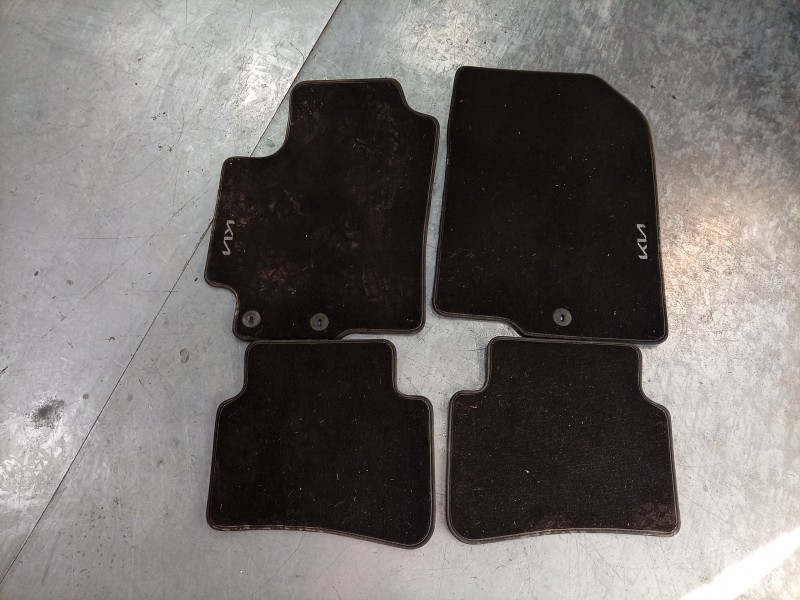 Recambio de juego alfombrillas para kia stonic (yb) 1.0 t-gdi eco-dynamics+ referencia OEM IAM  H8143ADE52 