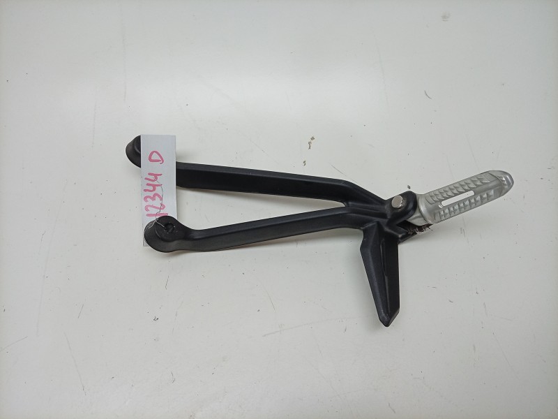 Recambio de estribera derecha para triumph street triple 765 rs street triple 765 rs referencia OEM IAM  T2081986 