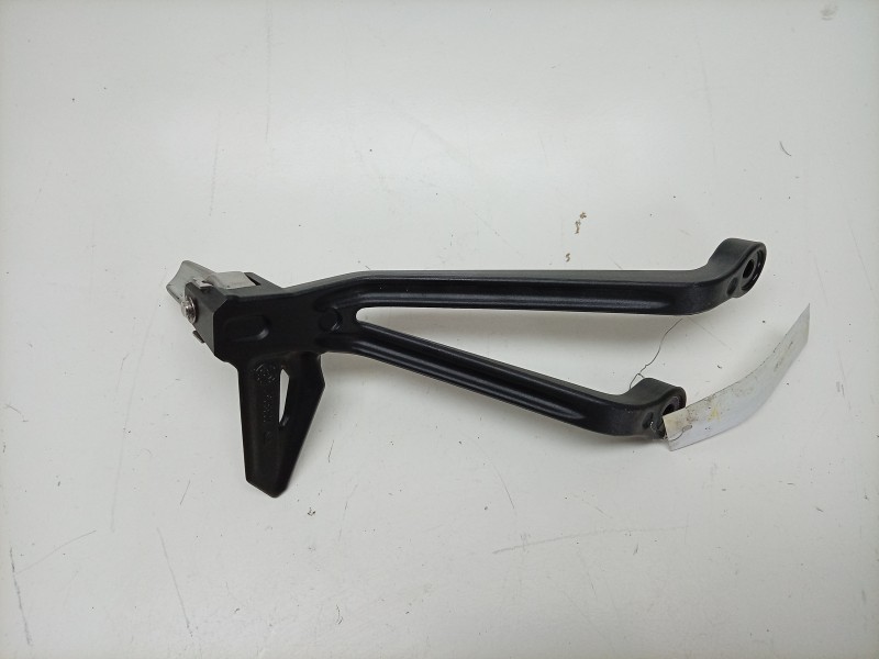 Recambio de estribera derecha para triumph street triple 765 rs street triple 765 rs referencia OEM IAM  T2081986 