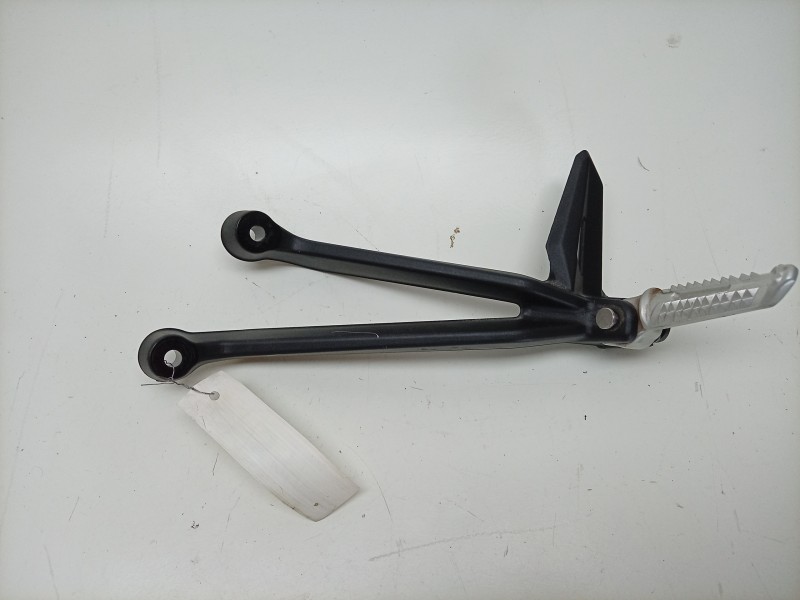 Recambio de estribera izquierda para triumph street triple 765 rs street triple 765 rs referencia OEM IAM  T2082448 