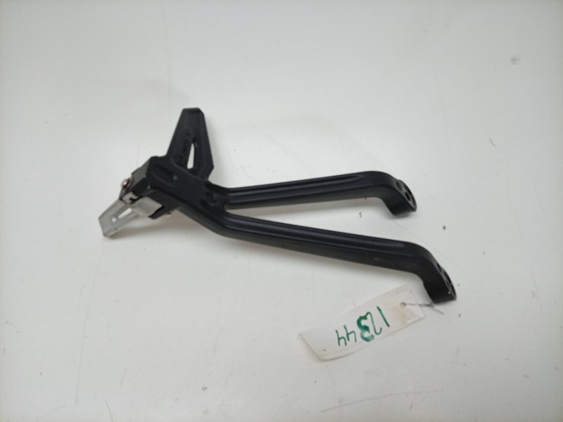 Recambio de estribera izquierda para triumph street triple 765 rs street triple 765 rs referencia OEM IAM  T2082448 