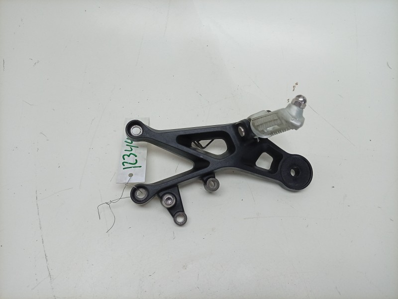 Recambio de estribera derecha para triumph street triple 765 rs street triple 765 rs referencia OEM IAM  T2081464 