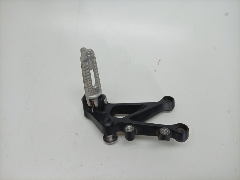 Recambio de estribera izquierda para triumph street triple 765 rs street triple 765 rs referencia OEM IAM  T2088025 