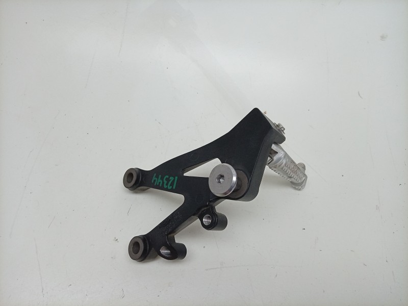 Recambio de estribera izquierda para triumph street triple 765 rs street triple 765 rs referencia OEM IAM  T2088025 