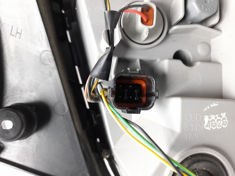 Recambio de piloto trasero izquierdo para kg mobility tivoli referencia OEM IAM  8360135801 