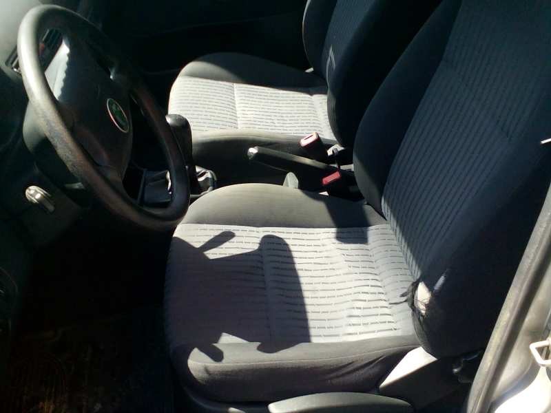 skoda octavia berlina (1u2) del año 2001