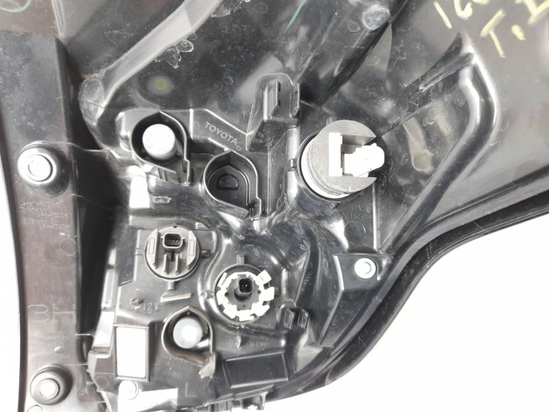 Recambio de piloto trasero izquierdo para toyota yaris (_p21_, _pa1_, _ph1_) 1.5 hybrid (mxph11) referencia OEM IAM  81561K0040 