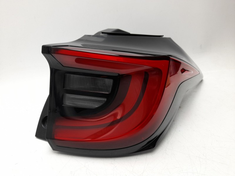 Recambio de piloto trasero derecho para toyota yaris (_p21_, _pa1_, _ph1_) 1.5 hybrid (mxph11) referencia OEM IAM  81551K0040 