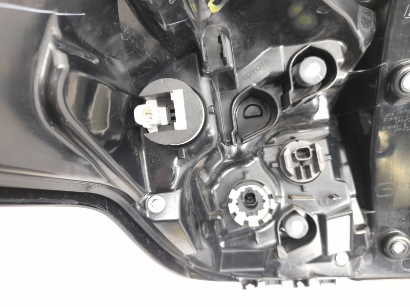 Recambio de piloto trasero derecho para toyota yaris (_p21_, _pa1_, _ph1_) 1.5 hybrid (mxph11) referencia OEM IAM  81551K0040 
