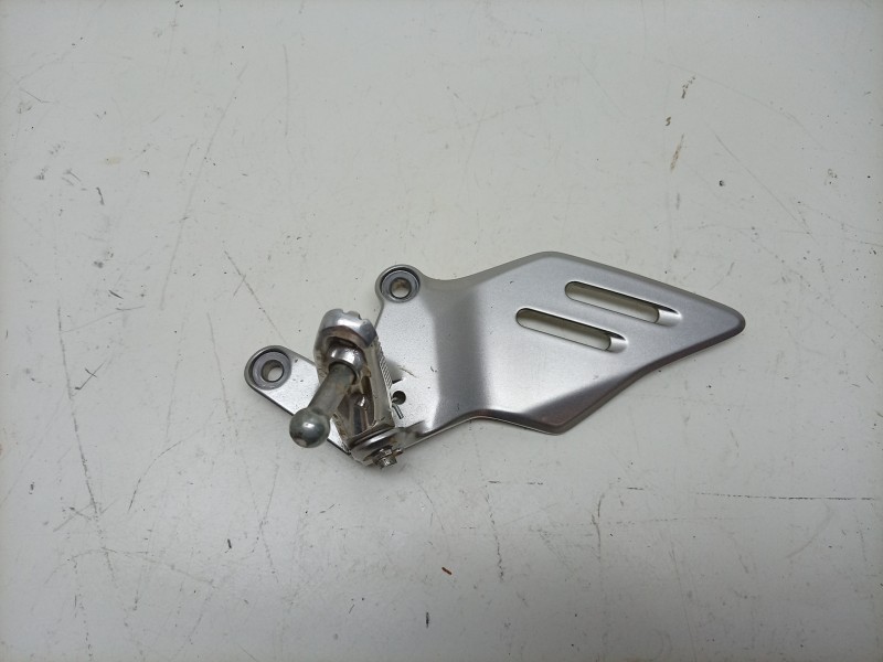 Recambio de estribera izquierda para yamaha mt mt-09 (rn83) referencia OEM IAM  B7N274420000 