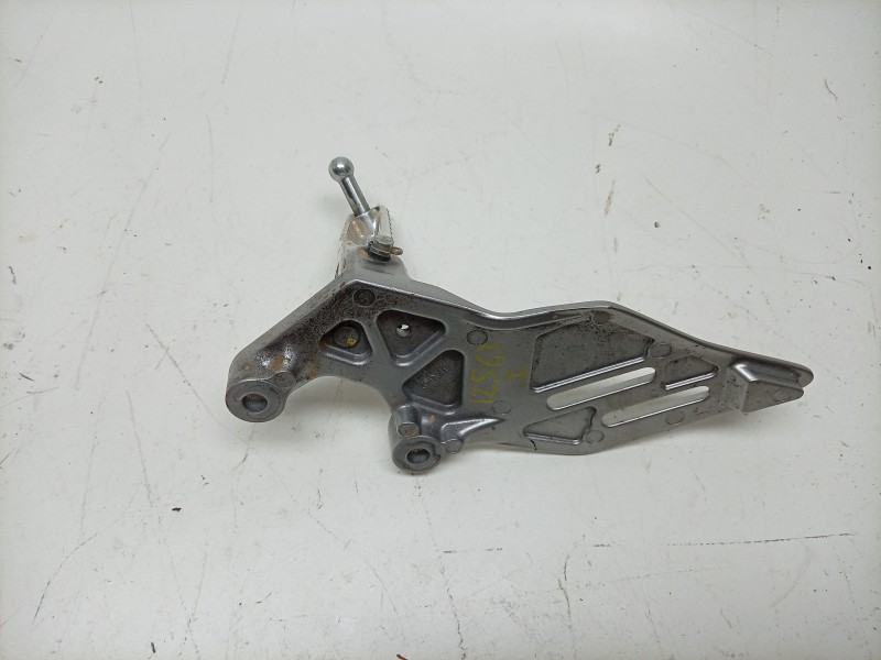 Recambio de estribera izquierda para yamaha mt mt-09 (rn83) referencia OEM IAM  B7N274420000 